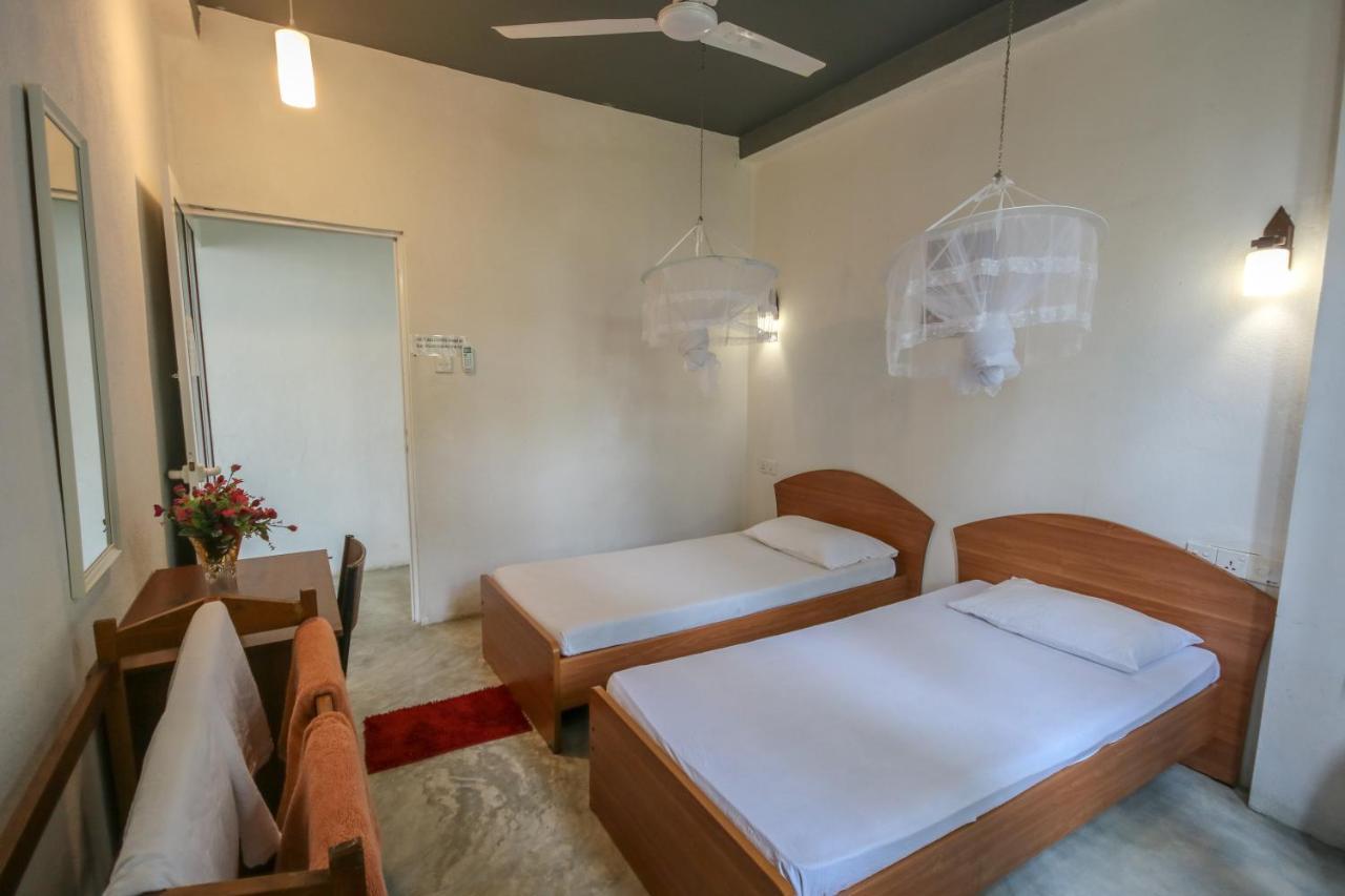 Holiday Inn Unawatuna 2*